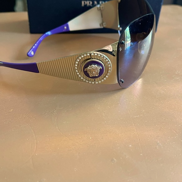 Vintage Versace sunglasses.new in the box - Picture 5 of 9